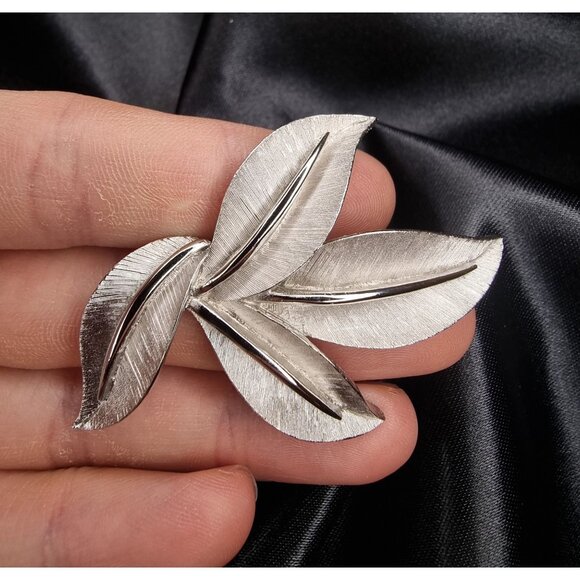 Vintage Crown Trifari Silver-Tone Leaf Brooch Pin 1960s Elegant Design - Picture 6 of 6